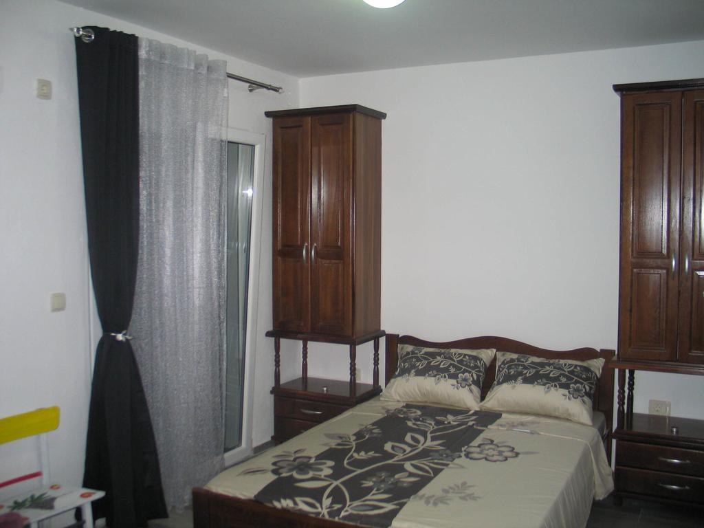 Guest House Dena Dobra Voda Rum bild
