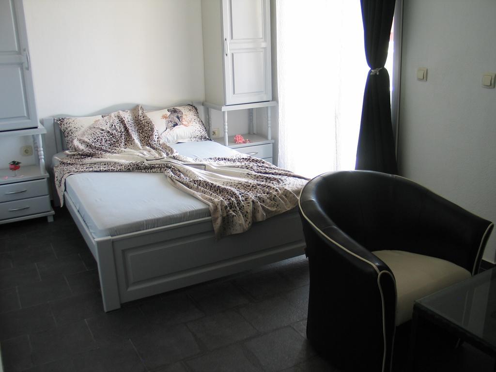 Guest House Dena Dobra Voda Rum bild