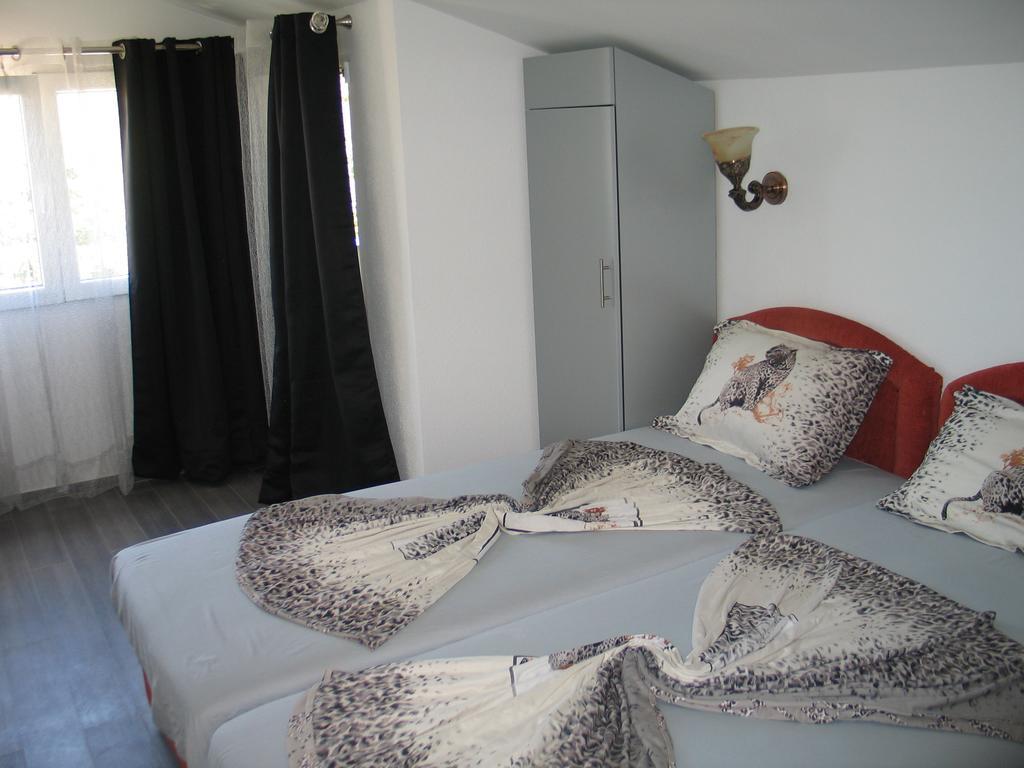Guest House Dena Dobra Voda Rum bild
