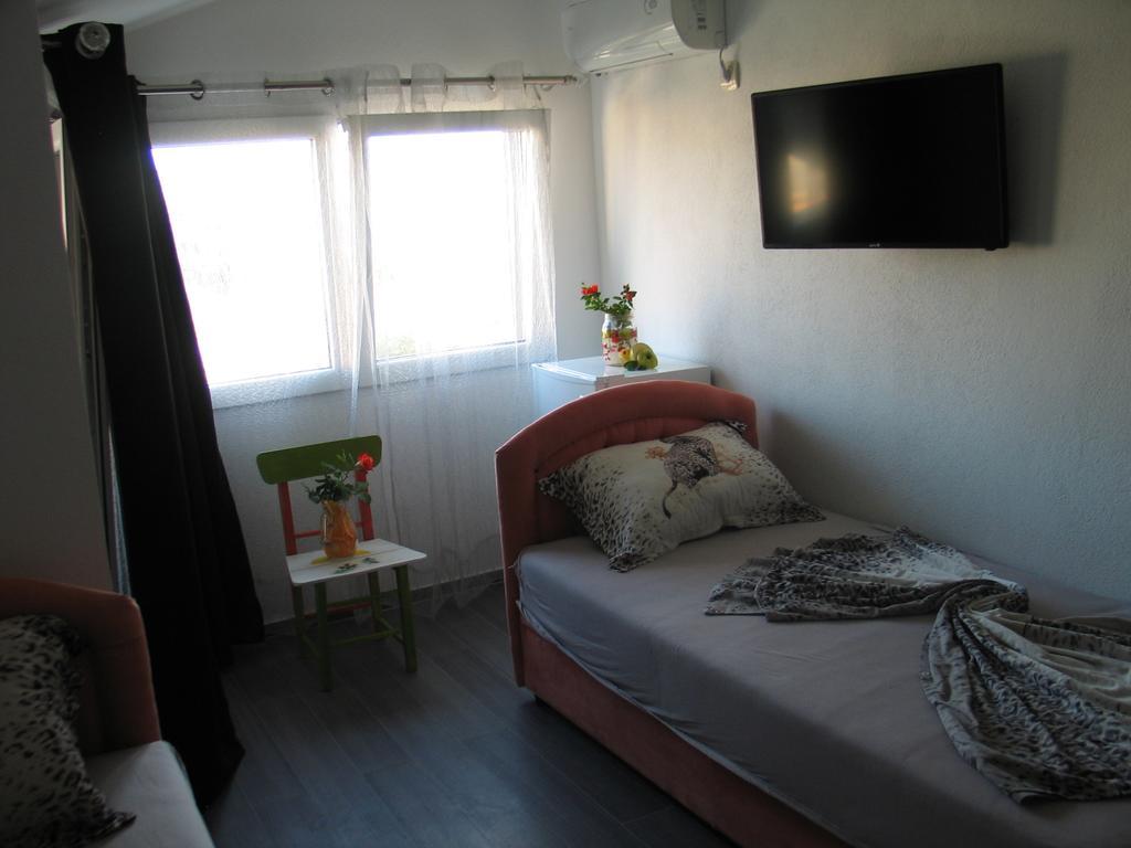 Guest House Dena Dobra Voda Rum bild