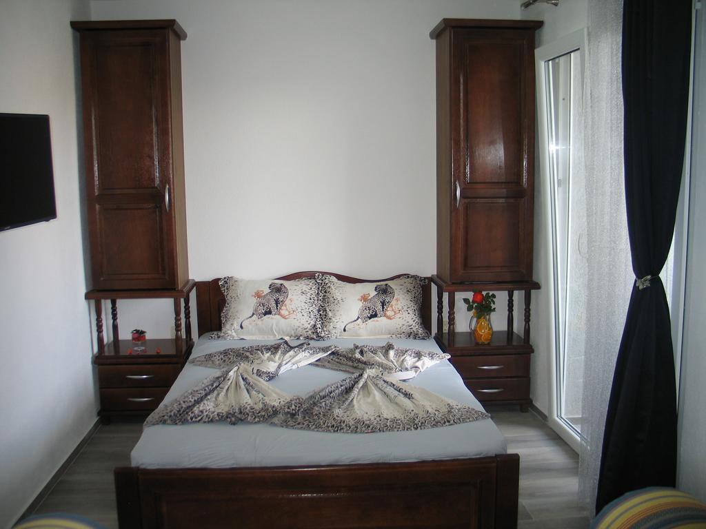 Guest House Dena Dobra Voda Rum bild